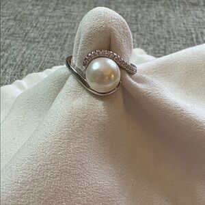 Elegant Silver Pearl Ring
Approximate size 7